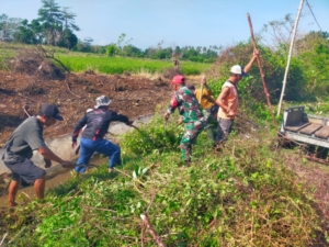 Kebersamaan Babinsa dan Warga Hu’u, Gotong Royong Jaga Irigasi Demi Petani