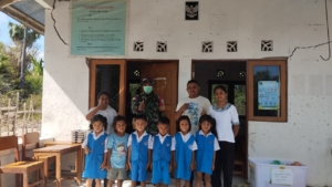 Babinsa Rote Timur Dampingi Pemberian Makanan Sehat Bergizi bagi Ribuan Pelajar