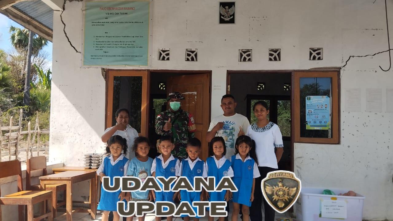 Babinsa Rote Timur Dampingi Pemberian Makanan Sehat Bergizi bagi Ribuan Pelajar