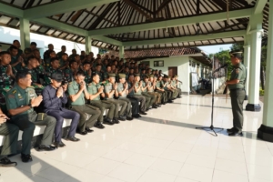 Danrem 163/Wira Satya Pimpin Upacara Mingguan, Tekankan Disiplin dan Tanggung Jawab Prajurit