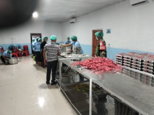 Babinsa Pantai Baru Dampingi Pembagian Makanan Sehat untuk 3.093 Pelajar