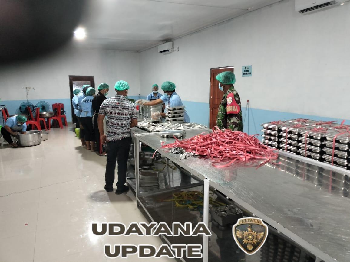 Babinsa Pantai Baru Dampingi Pembagian Makanan Sehat untuk 3.093 Pelajar