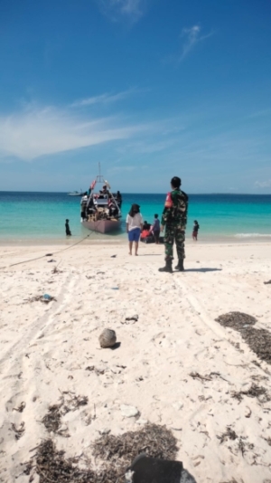 Babinsa Ndao Nuse Laksanakan Monitoring Bongkar Muat di Pelabuhan Rakyat