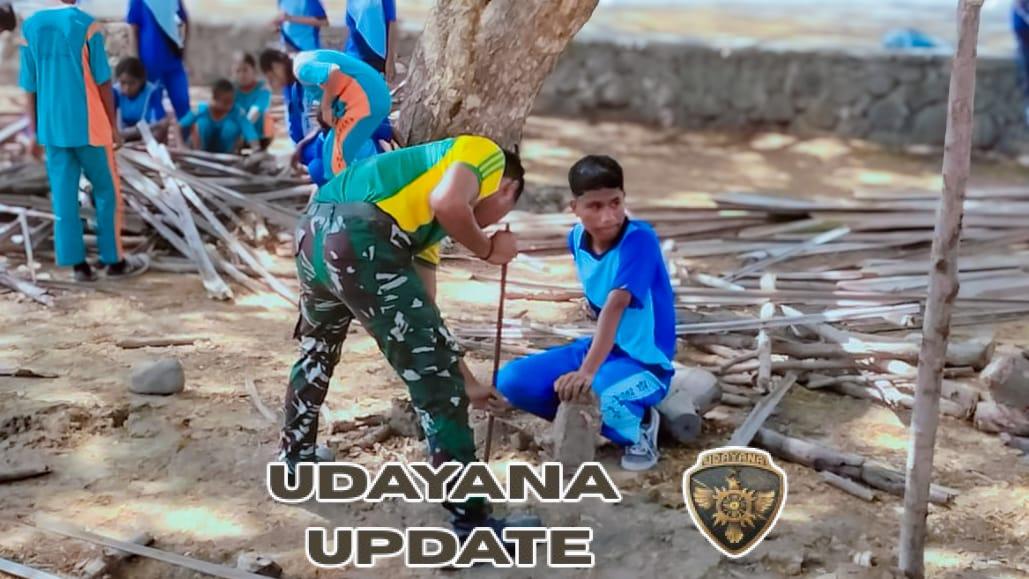 Kokohkan Pendidikan di Perbatasan, Satgas Pamtas Yonarhanud 2 Kostrad Adakan Karya Bakti Renovasi SMP Wini