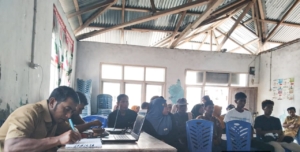 Babinsa Koramil 1630-01/Komodo Hadiri Penyaluran BLT Tahap Tiga Dan Empat Di Desa Pontianak