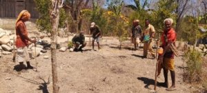 Kemanunggalan TNI-Rakyat, Babinsa dan Warga Desa Sini Bangun Bak Resofer Demi Ketahanan Air