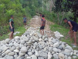 Peluh dan Semangat di Tanah Rado: TNI Bersama Rakyat Bangun Jalan Petani