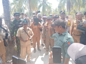 TNI Bersama Forkopimda Rote Ndao Kawal Bupati Monitoring Akses Pantai di Desa Bo’a