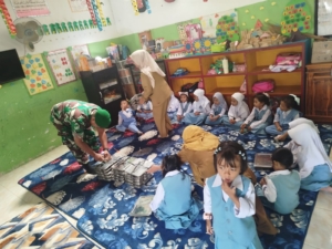 Babinsa Koramil 1628-01/Taliwang Dampingi Program Makan Bergizi Gratis di TK Mulya