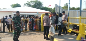 Babinsa Pantai Baru Laksanakan Pengamanan dan Pemantauan Keberangkatan Kapal Garda Maritim 3