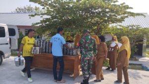 Babinsa Rote Timur Dampingi Pemberian Makanan Sehat Bergizi untuk 2.905 Pelajar di Wilayah Binaan