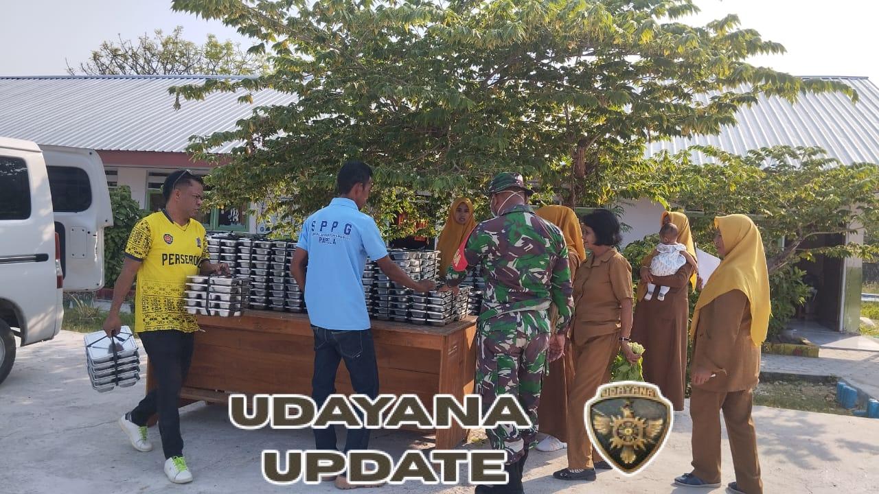 Babinsa Rote Timur Dampingi Pemberian Makanan Sehat Bergizi untuk 2.905 Pelajar di Wilayah Binaan