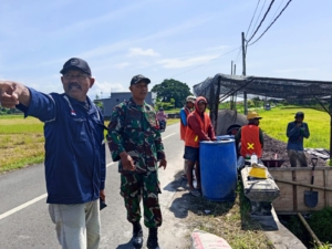 Babinsa Jembrana Sertu Gusti Komang Tri Guna Kawal Perawatan Irigasi Demi Ketahanan Pangan Nasional