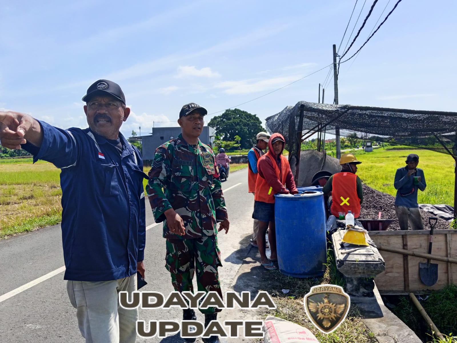 Babinsa Jembrana Sertu Gusti Komang Tri Guna Kawal Perawatan Irigasi Demi Ketahanan Pangan Nasional