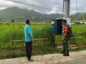 Babinsa Moteng Bantu PLN Perbaiki Kabel Listrik Kendor Demi Kelancaran Aktivitas Warga