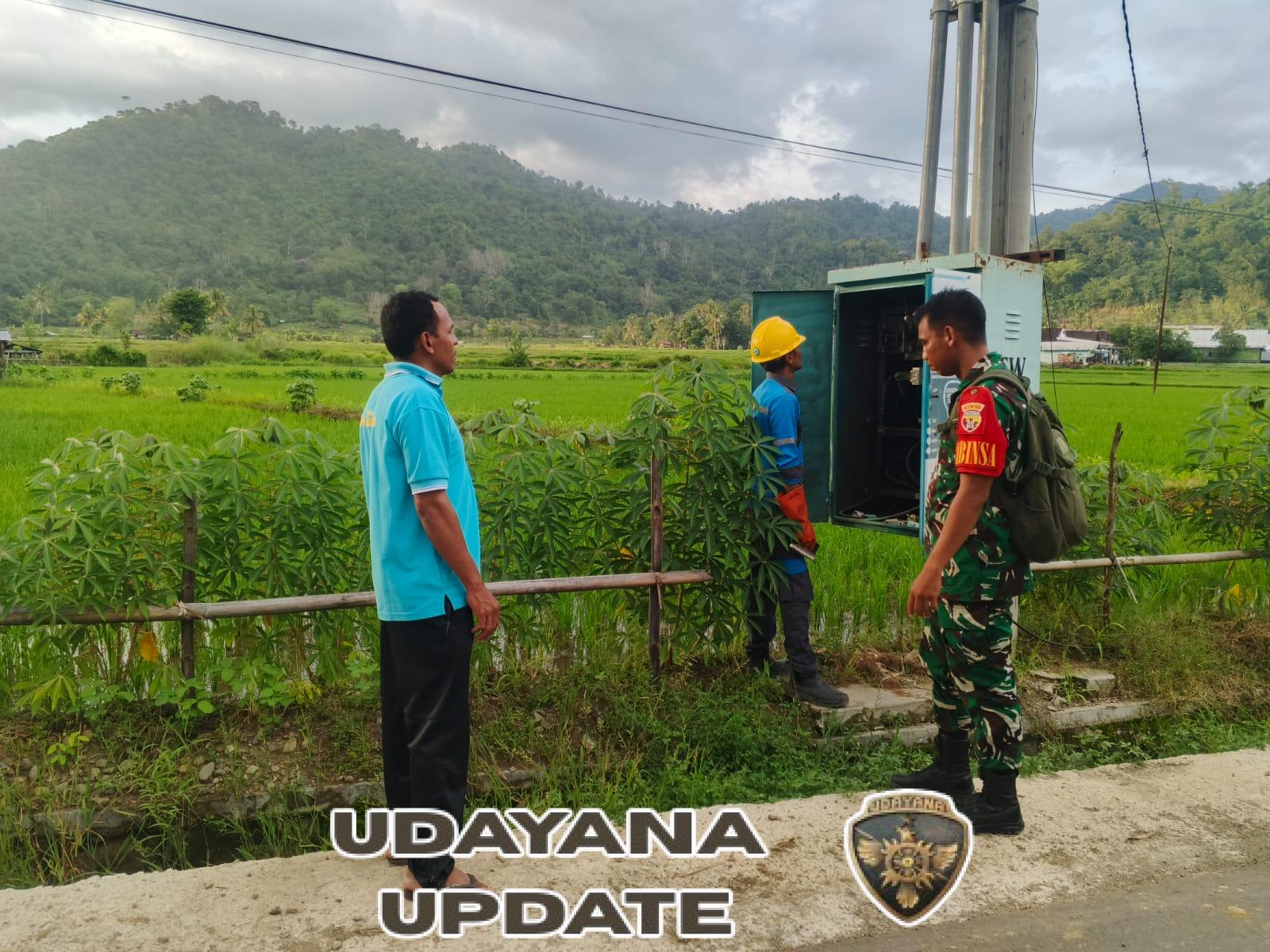 Babinsa Moteng Bantu PLN Perbaiki Kabel Listrik Kendor Demi Kelancaran Aktivitas Warga