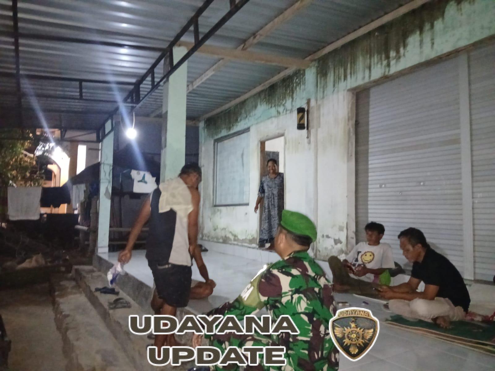 Babinsa Koramil 1628-02/Sekongkang Laksanakan Patroli Malam, Ingatkan Warga Jaga Keamanan Lingkungan