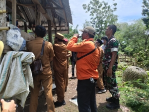 Koramil Lape Lopok Dampingi Wakil Bupati Sumbawa Salurkan Bantuan Korban Puting Beliung di Desa Berora