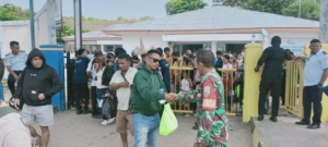 Babinsa Pantai Baru Amankan Aktivitas Bongkar Muat Kapal ASDP KMP. Kalibodri