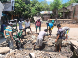 Babinsa Desa Risa Percepat Perbaikan Gorong-gorong Rusak dengan Swadaya Warga