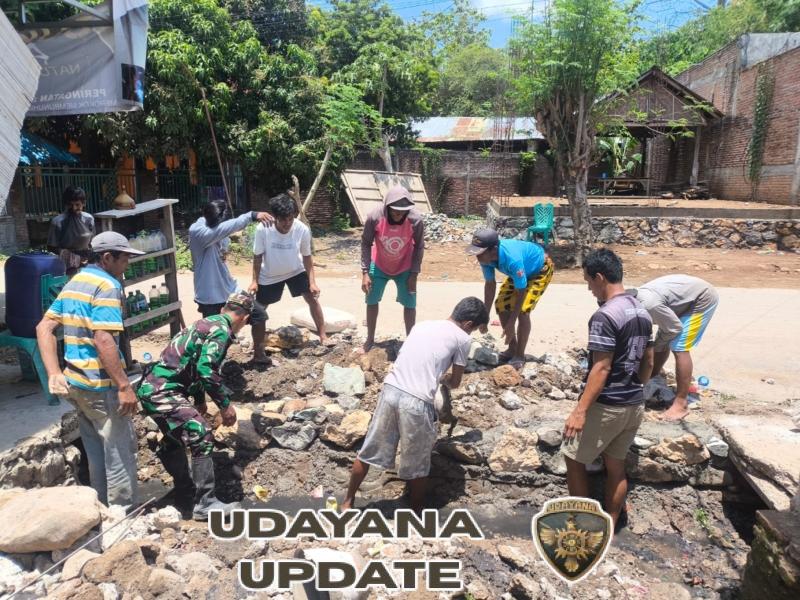 Babinsa Desa Risa Percepat Perbaikan Gorong-gorong Rusak dengan Swadaya Warga