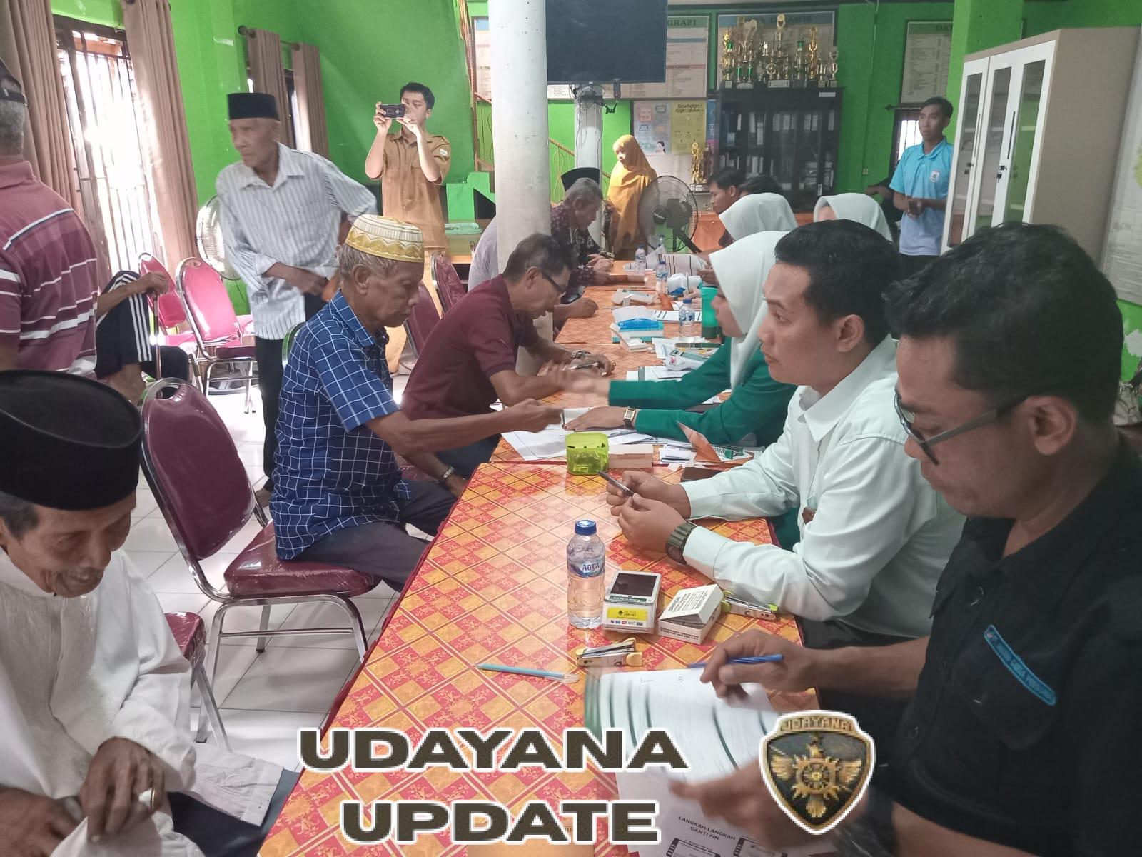 Babinsa Taliwang Dampingi Pembagian Kartu KSB Maju di Kelurahan Sampir