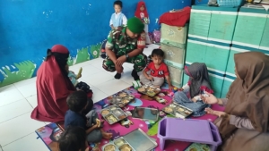 Babinsa Kelurahan Sampir Dampingi Pembagian Kartu KSB Maju di Taliwang