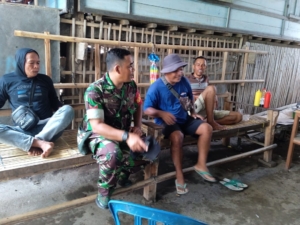 Babinsa Desa Seran Jalin Silaturahmi dan Perkuat Kemanunggalan TNI-Rakyat Lewat Komsos