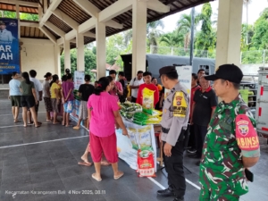Disperindag Kab.Karangasem bersama Kodim 1623/Karangasem gelar pasar murah.