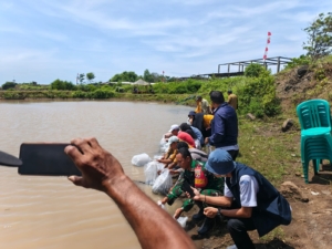 Dinas Perikanan Sumbawa Barat Tebar Ribuan Bibit Ikan di Embung Senutuk Desa Aik Kangkung