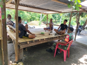 Babinsa Koramil 1602-01/Ende Laksanakan Komsos dan Pamwil Bersama Warga Desa Riaraja