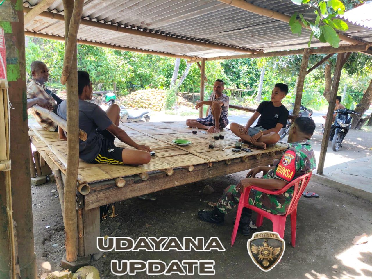 Babinsa Koramil 1602-01/Ende Laksanakan Komsos dan Pamwil Bersama Warga Desa Riaraja