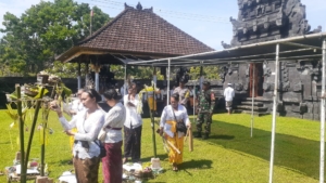 Babinsa Pekutatan Kawal Pengamanan Piodalan di Pura Puseh, Wujud Sinergi TNI-Polri dan Masyarakat Adat