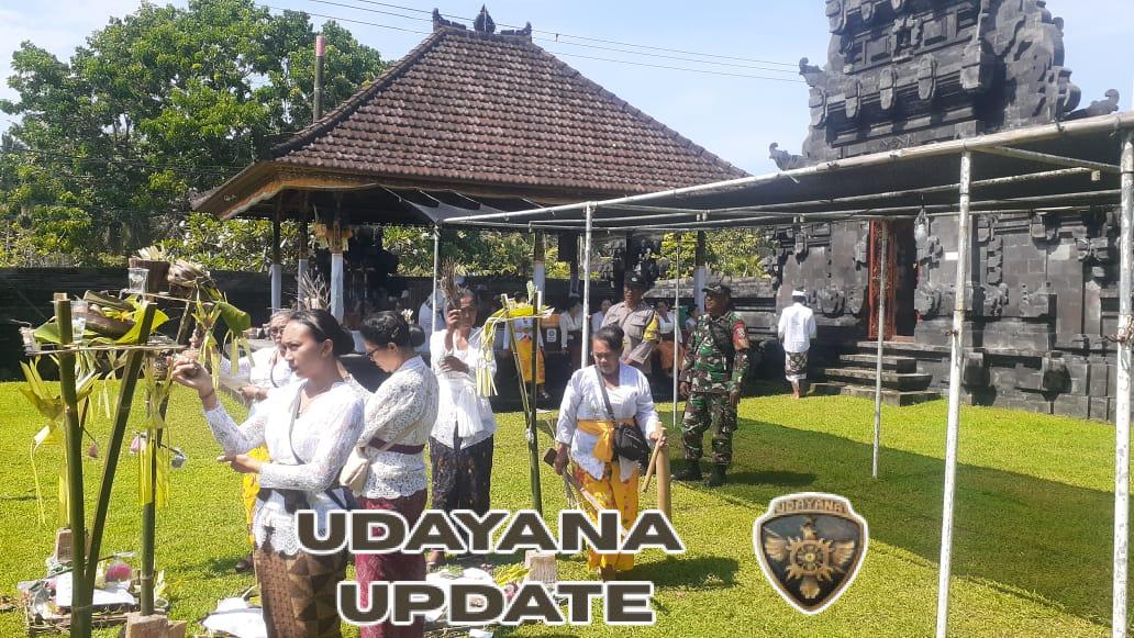 Babinsa Pekutatan Kawal Pengamanan Piodalan di Pura Puseh, Wujud Sinergi TNI-Polri dan Masyarakat Adat