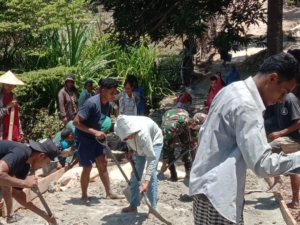 Babinsa Sangadolu dan Warga Bangun Jalan Usaha Tani Demi Tingkatkan Produktivitas