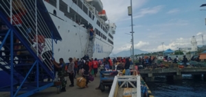 Babinsa Koramil 1624-01/Larantuka Kawal Keamanan Kedatangan KM. Lambelu