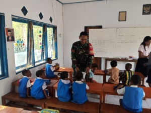 Babinsa Koramil 1621-01/Kota SoE Serahkan Bantuan Belajar untuk Anak TK di Desa OeUe