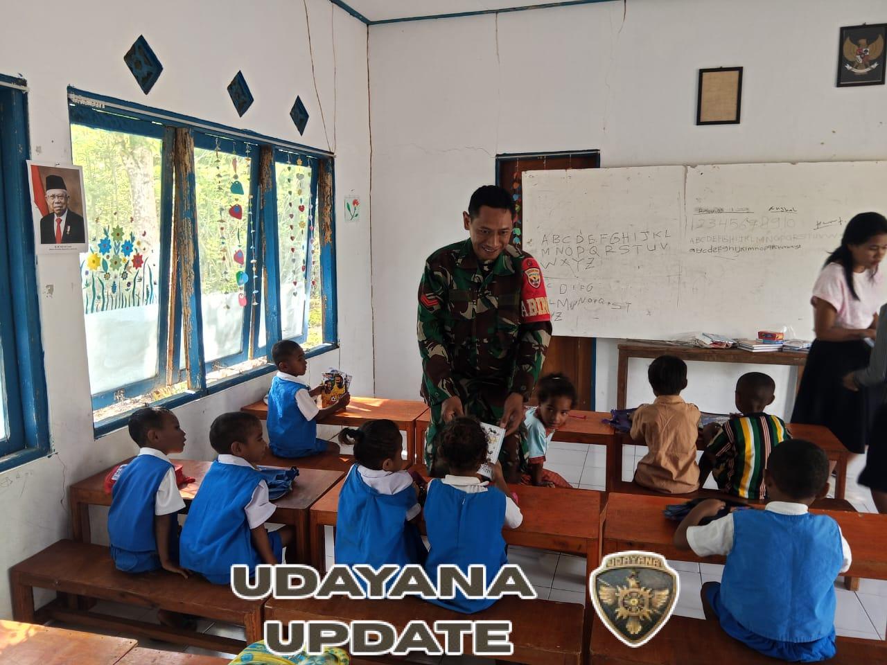 Babinsa Koramil 1621-01/Kota SoE Serahkan Bantuan Belajar untuk Anak TK di Desa OeUe