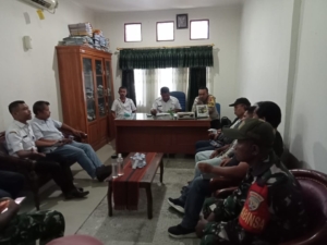 Babinsa 1602-01 Ende Tindaklanjuti Masalah Drainase di Lorong Bita Beach