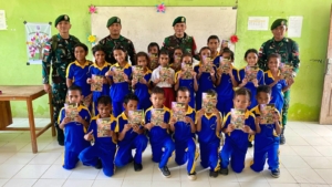 Satgas Pamtas Yonarmed 12 Kostrad Bagikan Buku Bacaan untuk Anak Perbatasan