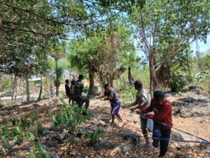 Babinsa Netenaen Ajak Warga Bersihkan Lahan Koperasi Merah Putih