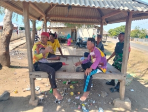 Babinsa Koramil 1628-04/Poto Tano Monitoring Wilayah dan Komsos di Desa Kiantar