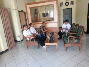 Babinsa Desa Mujahiddin Laksanakan Komsos Bersama Staf Desa, Perkuat Sinergi dan Kebersamaan