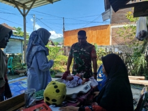 Babinsa Koramil 1628-01/Taliwang Dampingi Kegiatan Posyandu di Kelurahan Menala