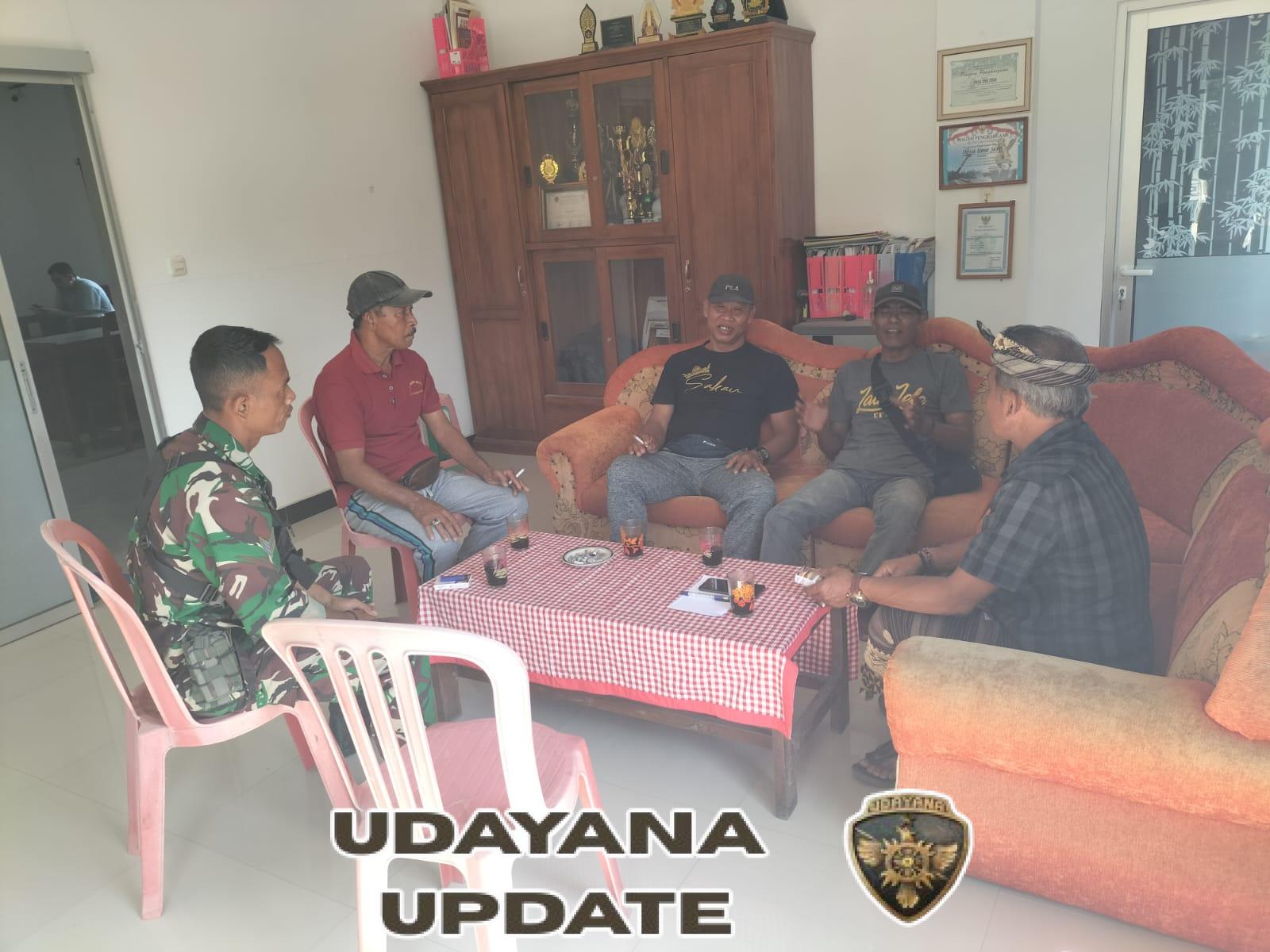 Jaga Keamanan Buleleng, Babinsa Umejro Gelar Silaturahmi Intensif Bersama Tokoh Desa, Ajak Warga Tangkal Hoaks.