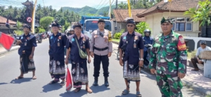 Babinsa Desa Sengkidu Bersinergi Amankan Upacara Melasti ke Pantai Sengkidu.