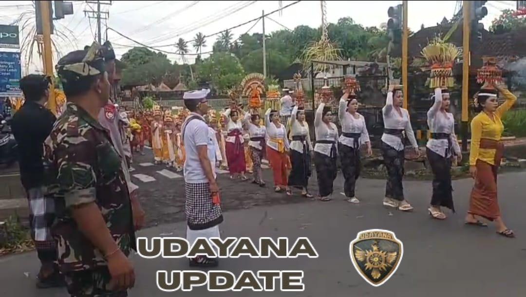 Kehadiran Babinsa Warnai Keindahan Budaya Mepeed di Desa Kemenuh