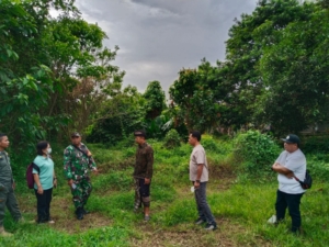 Babinsa Pekutatan Dampingi Pengecekan Lahan untuk Pembangunan Koperasi Desa