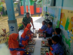 Babinsa Koramil 1628-05/Jereweh Dampingi Program Makan Bergizi Gratis di TK HI Dasan Anyar