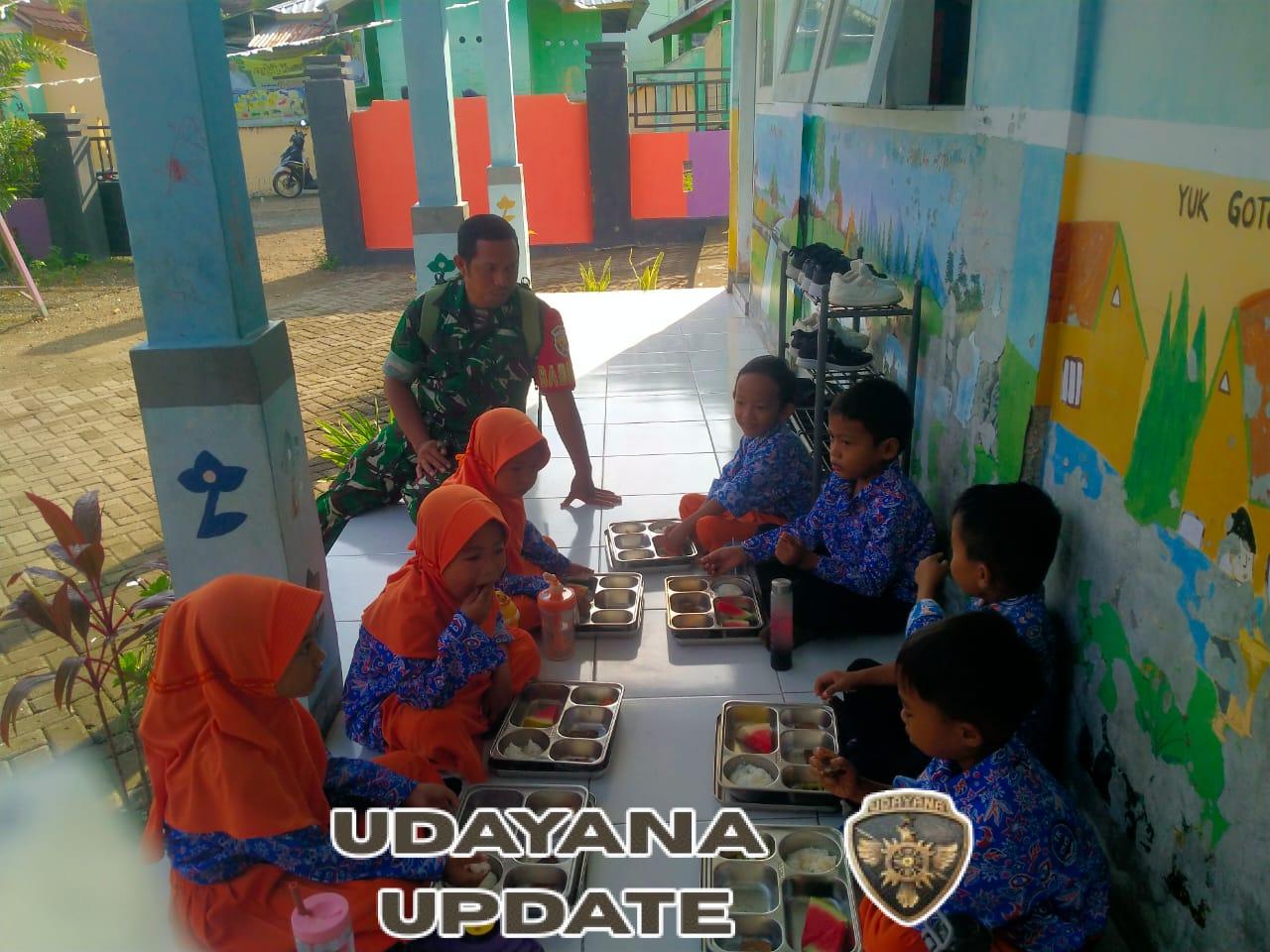 Babinsa Koramil 1628-05/Jereweh Dampingi Program Makan Bergizi Gratis di TK HI Dasan Anyar